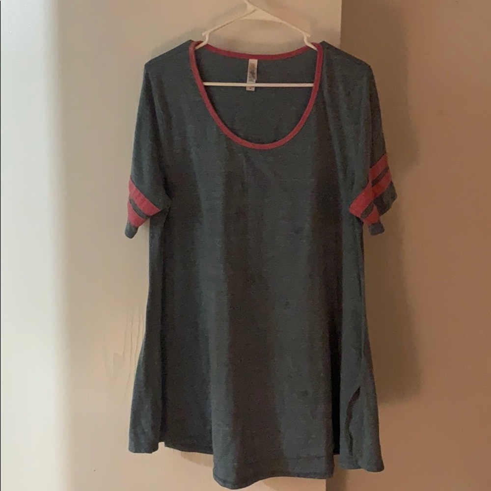 A luloroe T shirt